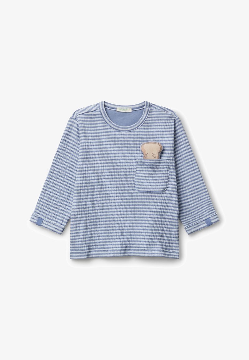 Camicia a maniche lunghe a righe blu e bianche con un tessuto testurizzato e un piccolo design a tasca a forma di fetta di pane beige sul lato sinistro del petto.