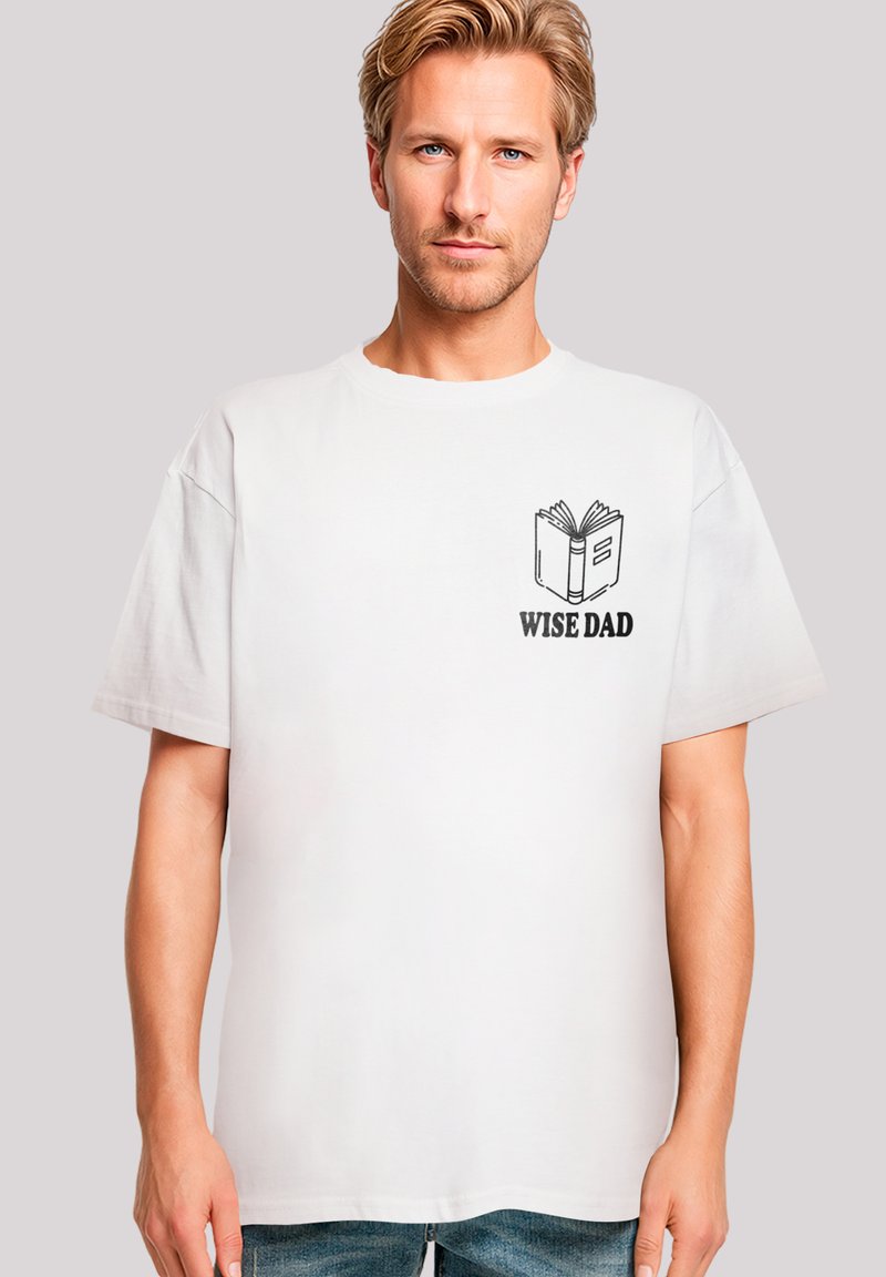 Weißes Baumwoll-T-Shirt mit einem grafischen Druck eines offenen Buchs auf der Vorderseite und dem Text "WEISER VATER" in Schwarz. Lockerer Schnitt und kurze Ärmel.