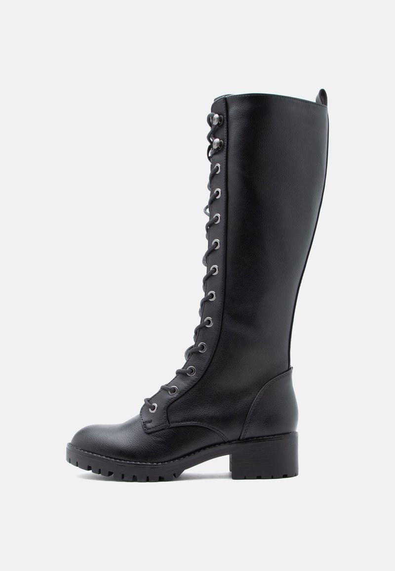 Botte haute en cuir noir à lacets, talon épais et semelle crantée, vue de côté sur fond clair uni.