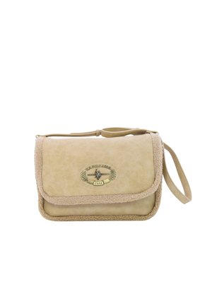 Borsa a tracolla beige realizzata in pelle sintetica, con dettagli a bordo morbido e testurizzato e una placca in metallo con logo. Chiusura a pattina magnetica con tracolla.
