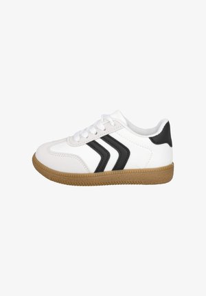 Zapatilla blanca con suela de goma marrón, franjas en forma de chevron negras en el lateral, cordones blancos y parche negro en el talón, vista desde el lado exterior.