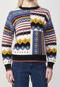 Maglione lavorato a maglia multicolore con motivi geometrici. Presenta strisce blu, gialle, nere e borgogna. Collo e polsini a coste neri.
