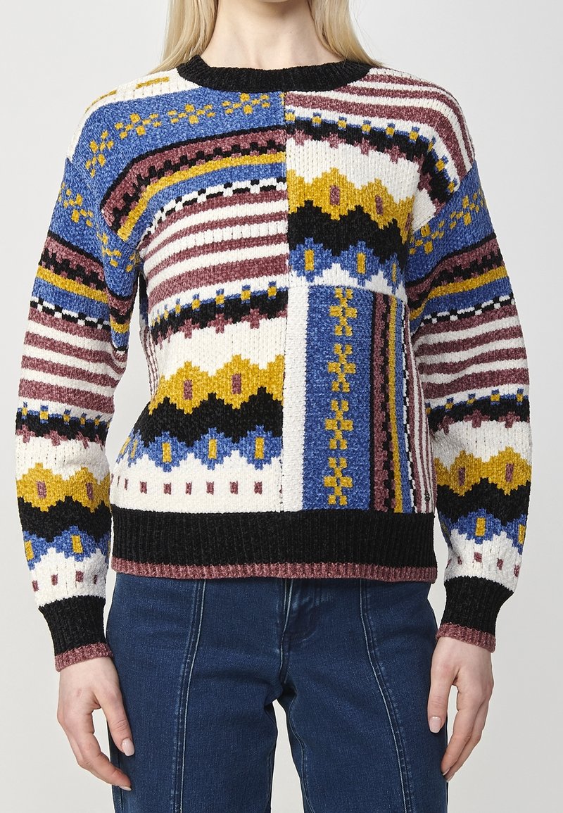 Maglione lavorato a maglia multicolore con motivi geometrici. Presenta strisce blu, gialle, nere e borgogna. Collo e polsini a coste neri.