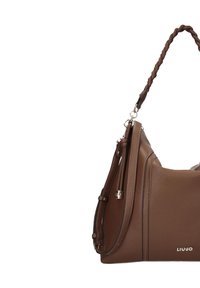 Bolso de hombro de cuero marrón con acabado texturizado, correa trenzada, bolsillo lateral con cremallera y herrajes plateados. Logo visible en la parte delantera.