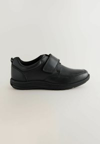 Chaussure en cuir noir avec une toe arrondie, une sangle réglable et une surface texturée. Dispose d'une semelle rembourrée pour le confort.