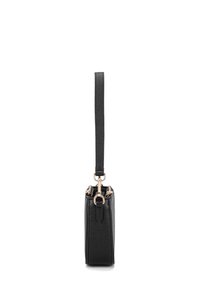 Borsa in pelle nera con finitura testurizzata, forma rettangolare e una sola tracolla. Presenta hardware in tonalità dorata e chiusura con zip.