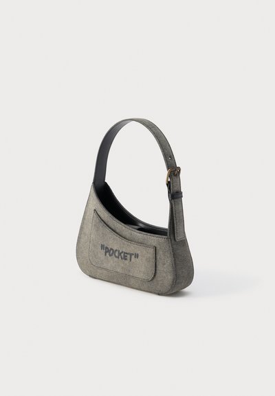 Γκρι τσάντα από ύφασμα με ρυθμιζόμενο ιμάντα και μπροστινή τσέπη με ετικέτα «ΤΣΕΠΗ» σε μαύρο κείμενο.