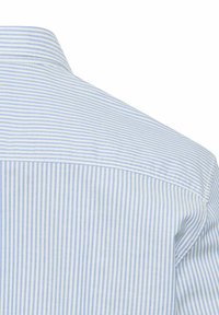 Koszula w paski w jasnoniebiesko-białej kolorystyce, z kołnierzykiem na guziki, długimi rękawami i gładką fakturą tkaniny.