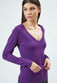 INFLUENCER V-NECK BASIC - Maglione - purple
