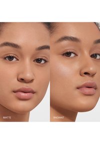 Shiseido SYNCHRO SKIN INVISIBLE SILK LOOSE POWDER - Poeder - radiant