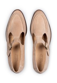 Beige Wildleder Slipper mit T-Riemen-Design, versehen mit einem goldenen Schnallenakzent und beigem Lederfutter. Rundspitze mit gesticktem Detail.