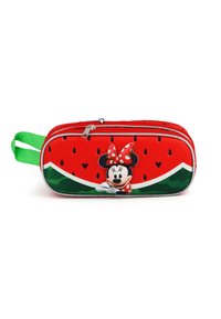 Estuche de lápices rojo diseñado como una sandía, con semillas negras, acentos verdes y un personaje impreso con un lazo de lunares.