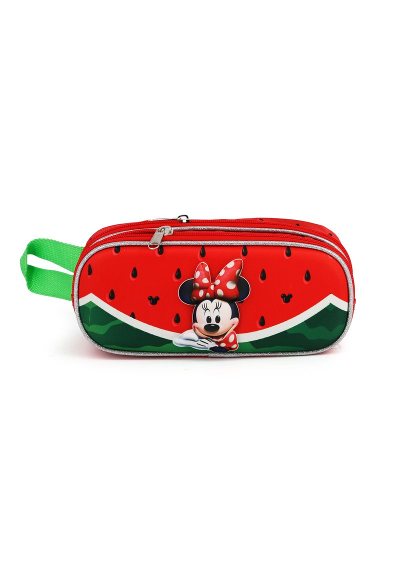 Estuche de lápices rojo diseñado como una sandía, con semillas negras, acentos verdes y un personaje impreso con un lazo de lunares.