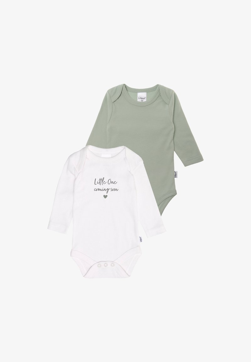 Zwei Langarm-Bodysuits: einer weiß mit grauem Text "Little One coming soon" und einem Herz, der andere in hellgrün, beide aus Baumwolle.