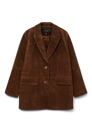 Blaser en daim marron avec un col cranté, deux poches avant et une fermeture à bouton unique. Texture douce et silhouette ajustée.