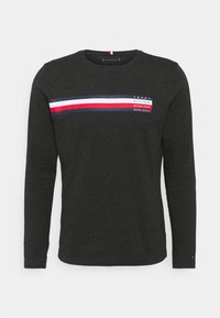 Langärmliges, dunkelgraues T-Shirt aus Baumwolle, mit einem horizontalen Streifendessin in Blau, Weiß und Rot, und einem Logo-Druck auf der Vorderseite.