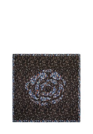 Textil rectangular negro con un diseño de rosas en tonos de azul, naranja y blanco. Textura suave con un borde contrastante.