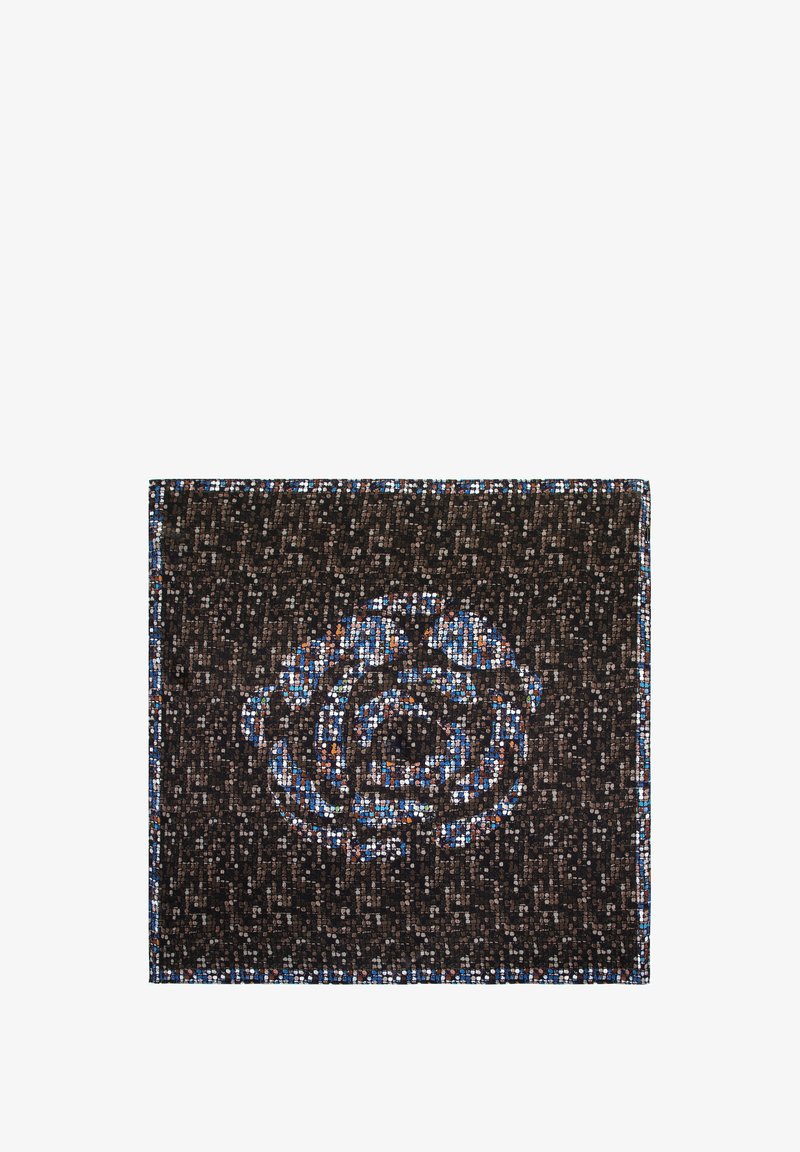 Obdélníková černá textilie se vzorovaným designem růží v odstínech modré, oranžové a bílé. Hladká textura s kontrastním okrajem.