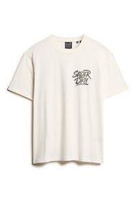Camiseta de algodón blanca de manga corta, con un logo negro de "Superdry" en una fuente estilizada en el lado izquierdo del pecho. Cuello redondo.