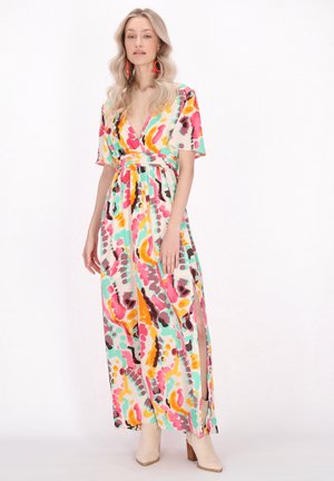 Maxi-jurk in een kleurrijk abstract patroon met roze, oranje en turquoise tinten, korte mouwen en een strikceintuur.