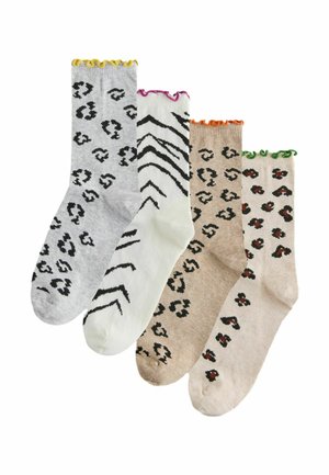 Vier Paar Tennissocken mit Tierdruckmustern in Grau, Weiß, Beige und Creme, jeweils mit verschiedenfarbigem Rüschensaum.