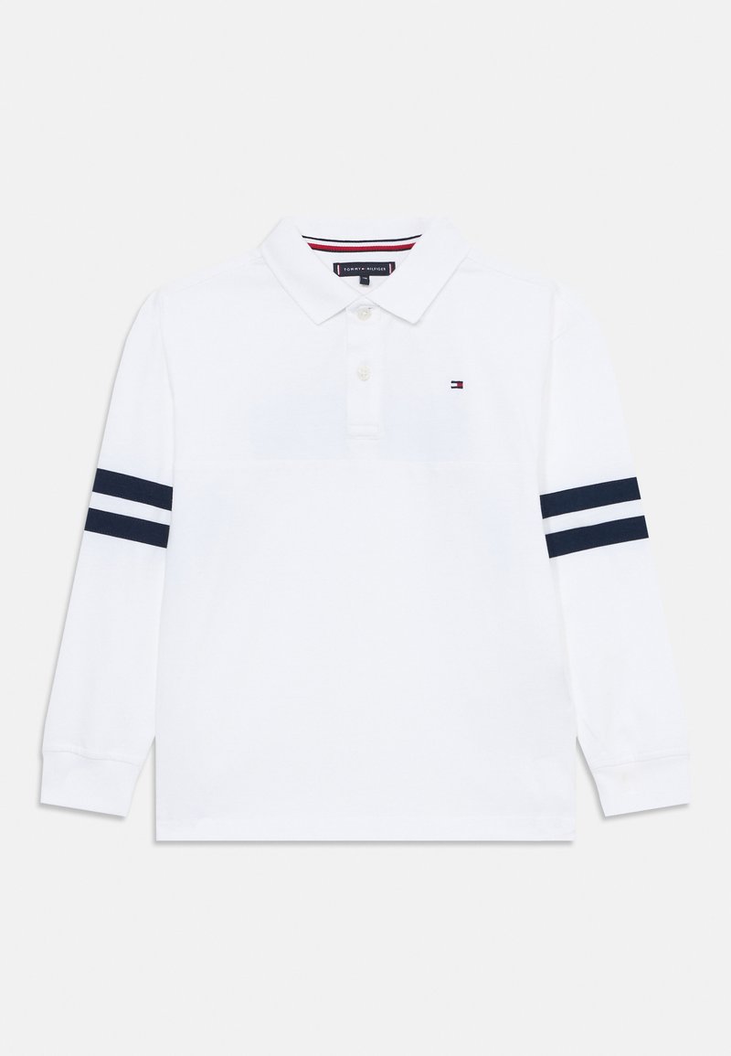 Valkoinen pitkähihainen polo-paita, joka on varustettu kauluksella, ja jossa on tummansinisiä raitoja hihoissa sekä pieni logo rinnassa. Puuvillamateriaali.