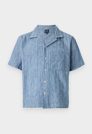 Cămașă albastră cu mânecă scurtă, cu nasturi, dungi verticale și buzunar la piept, cu guler deschis și etichetă GAP în interiorul decolteului.