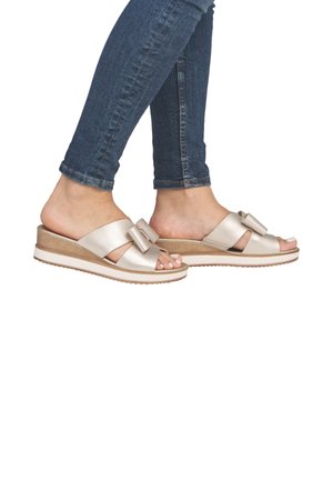 Sandali platform beige con texture in pelle liscia e fiocco decorativo, design open-toe e suola con zeppa per maggior altezza e comfort.