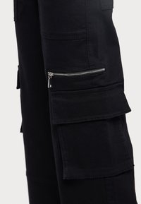 MAX&Co. REGIO - Kapsáče - black
