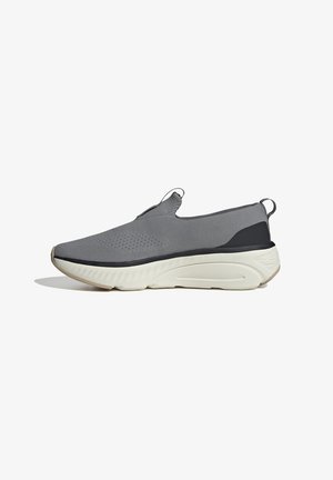 Sneaker sportiva slip-on con tomaia in maglia grigia, suola spessa e imbottita bianca, rinforzo nero sul tallone e linguette per tirare sulla lingua e sul tallone.