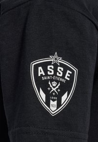 Svart textil med en sköldlogotyp i vitt, märkt "ASSE SAINT-ETIENNE LOIRE 1933," med en stjärna och dekorativa detaljer.