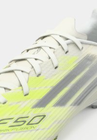 Κλειδί με κομψό, λευκό πάνω μέρος που διαθέτει φωσφορίζουσες κίτρινες και γκρι λεπτομέρειες, υφή και παραδοσιακό σχέδιο δέσιμου για ασφαλή εφαρμογή.