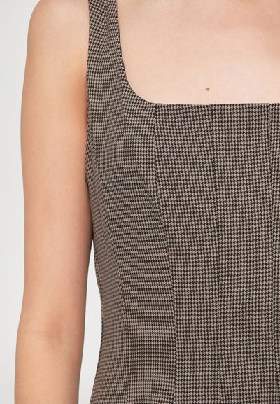 Hnedo-čierny top s vzorom houndstooth, ktorý má štvorkolový výstrih, priliehavý strih a hladkú textúru.