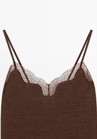 Braunes Camisole-Top mit dünnen doppelten Schulterriemen und Spitzenbesatz entlang des V-Ausschnitts.