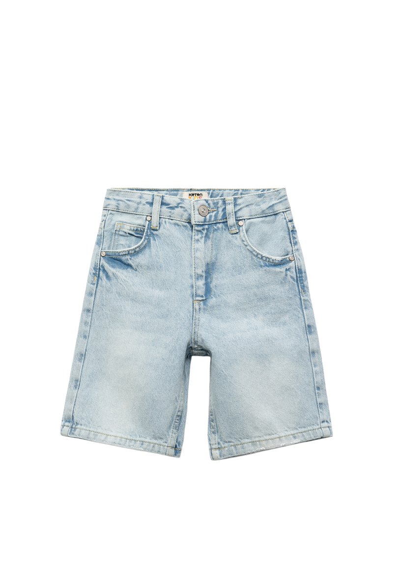 Shorts de mezclilla azul claro con corte recto, que cuentan con cinco bolsillos, cierre de botón y costura reforzada en el dobladillo.