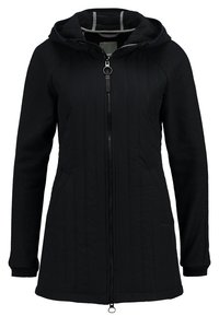 Chaqueta de forro polar negra con cremallera, capucha y textura de canalé vertical. Incluye bolsillos laterales y un ajuste ligeramente ceñido.