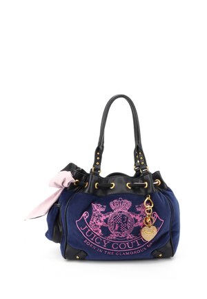 Blaue Juicy Couture Handtasche mit schwarzen Griffen, pink besticktem Wappen, pinkem Schal an der Seite gebunden und goldfarbenem herzförmigem Anhänger.