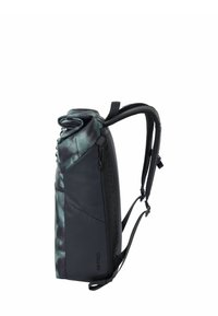 Mochila con patrón en negro y azul verdoso con cierre enrollable, correas ajustables y bolsillo lateral con cremallera, que cuenta con tela duradera y diseño minimalista.