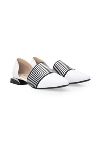 Weiße Lederschuhe mit einer spitz zulaufenden Zehe und einem niedrigen schwarzen Blockabsatz. Sie verfügen über ein gestreiftes schwarz-weißes Band in der Mitte.