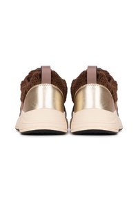Baskets marron avec une tige texturée, des accents dorés métalliques au niveau du talon et une semelle épaisse crème. Présente une languette en cuir à l'arrière.