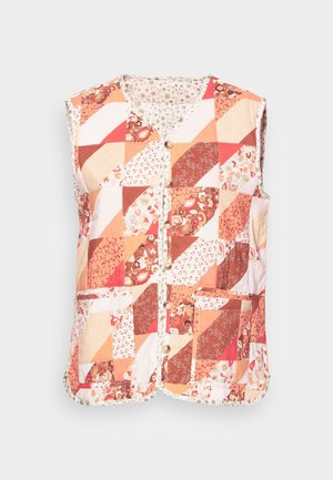 Chaleco acolchado sin mangas con patrón de patchwork en tonos naranja, beige y marrón, con botones en la parte delantera y dos bolsillos frontales.