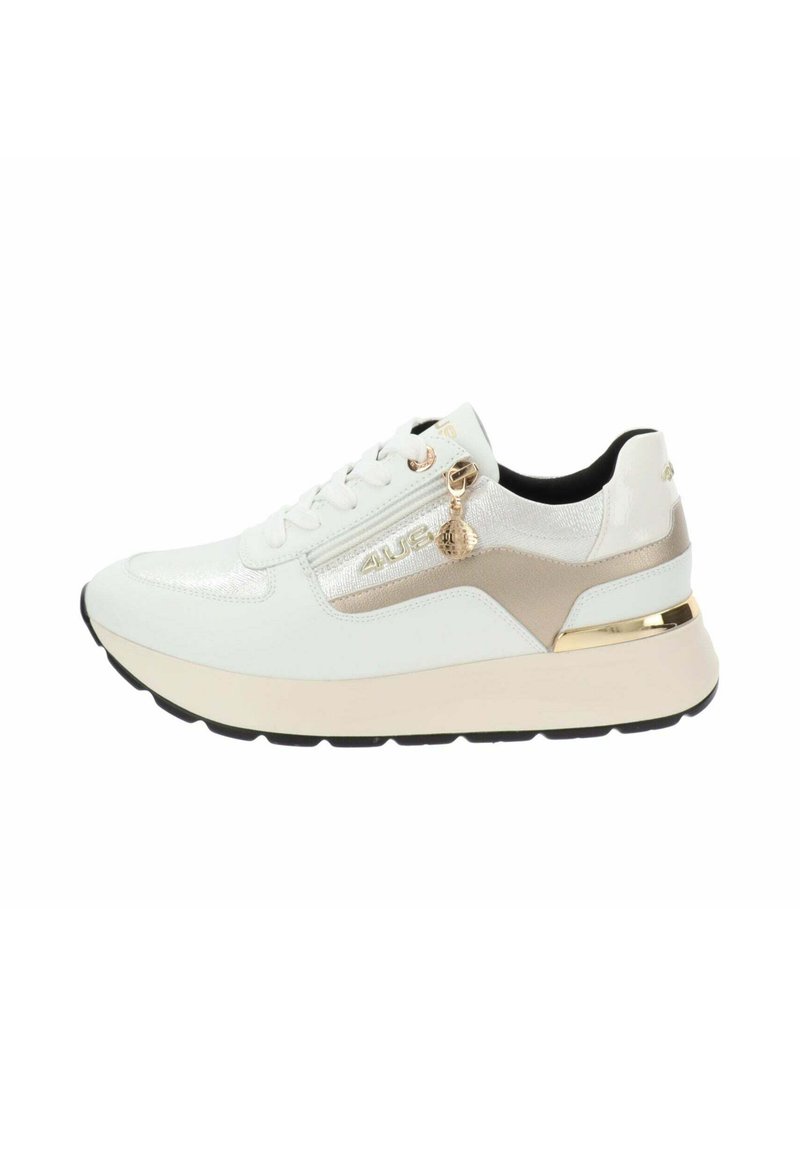 Sneaker bianco con una finitura in pelle lucida, dettagli metallici dorati, una suola spessa di color crema e un charm decorativo attaccato ai lacci.
