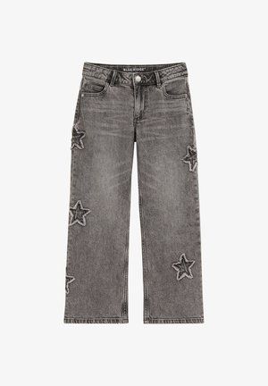 Jean en denim gris à jambes larges avec des patchs étoile effilochés sur les jambes, fermeture par bouton et fermeture éclair, poches avant et arrière.