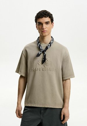 T-shirt con stampa - camel