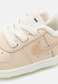 Nike Sportswear FORCE 1 CRIB UNISEX - Pirmieji vaiko batukai - sanddrift/pale ivory/sail/dark raisin