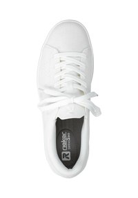 Weißer Schnürsneaker mit Netzstruktur, gepolstertem Kragen und schwarzer Innensohle mit der Aufschrift "Rieker SWING & GO", von oben betrachtet.