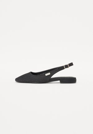 Mustad madala kontsaga slingback kingad, mis on valmistatud tekstuurse kangaga, terava varbaosaga ja reguleeritava rihmaga metallist detailidega.