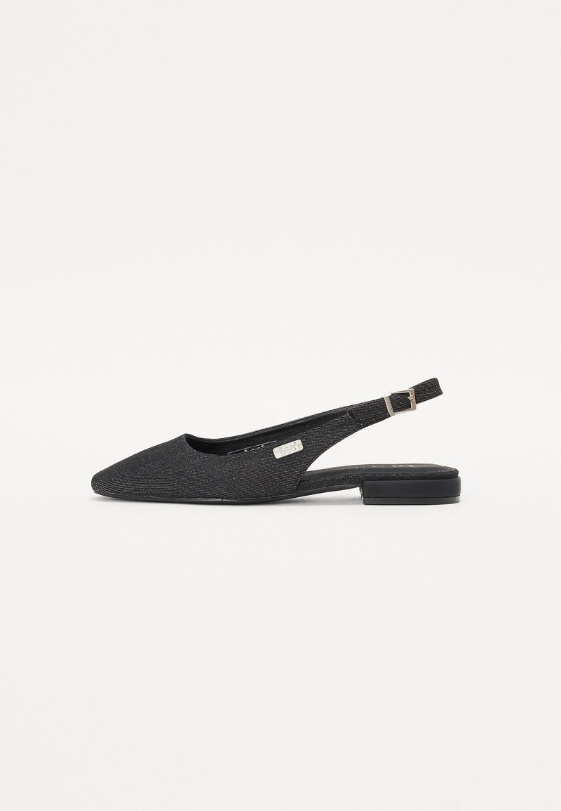 Sapato slingback preto com bico fino, parte superior em tecido texturizado e salto plano. Apresenta um pequeno acabamento em prata e uma alça ajustável.