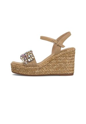 Sandalia cuña beige con plataforma de yute trenzado, correa en el tobillo con hebilla y correa frontal adornada con grandes piedras preciosas multicolor.