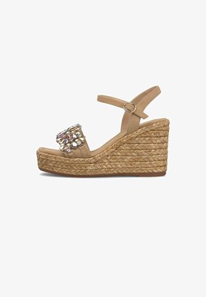 Sandalia cuña beige con plataforma de yute trenzado, correa en el tobillo con hebilla y correa frontal adornada con grandes piedras preciosas multicolor.